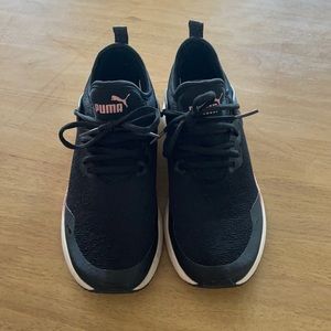 7.5 Puma running shoes
